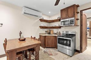 a kitchen with a wooden table and a stove at LC-cmy 3 Apartment in Playa Danta