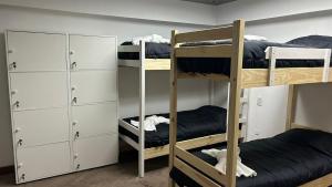Cette chambre comprend 2 lits superposés et un placard. dans l'établissement NORTE HOSTEL, à San Fernando del Valle de Catamarca