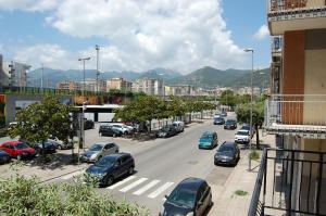 una concurrida calle de la ciudad con coches aparcados en la carretera en M7 Suites Central, en Salerno