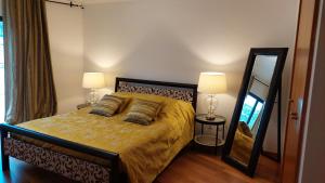 Postel nebo postele na pokoji v ubytování Beachfront Penthouse with Panoramic Ocean-View Terrace VIP Baia