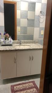 uma casa de banho com um lavatório e um espelho em Thermas do Bandeirante em Caldas Novas