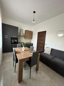 Garden House في Bellizzi: غرفة معيشة مع طاولة خشبية وأريكة