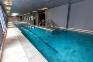 Swimming pool sa o malapit sa Apartamento na paulista (com garagem)