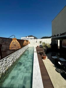una piscina al lado de un edificio en Royalty Rio Hotel, en Río de Janeiro