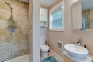 La salle de bains est pourvue de toilettes, d'un lavabo et d'une douche. dans l'établissement Secluded Upstate NY Forest Cottage on 33 and Acres!, à Oneonta