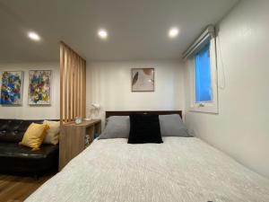 Легло или легла в стая в Cozy 1 BR Suite Unit near University of Waterloo