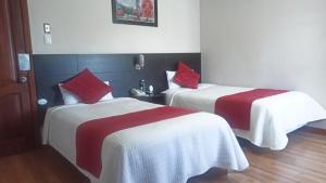 Postel nebo postele na pokoji v ubytování Hotel Versailles