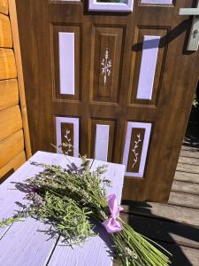 una puerta con un arco y flores en una mesa en Lawendowy Domek TP, en Sułkowice