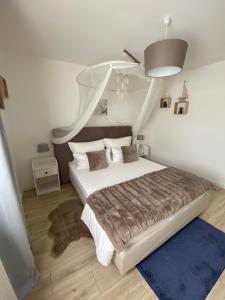 a bedroom with a large white bed and a blue rug at Harzperle 3 II zentrales 3 Zi Apartment II Familien in Bad Harzburg