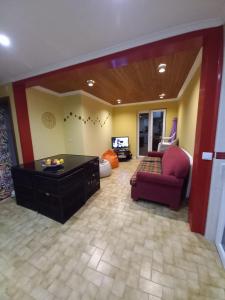una sala de estar con un sofá y una silla en Casa do Portão Azul - Dourada, en Atouguia da Baleia 40 fotos más