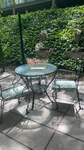 a glass table with two chairs and a table with a bowl on it at Manzanas in Camarma de Esteruelas