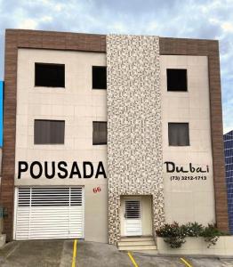 een gebouw met het woord pussada op de zijkant bij Pousada Dubai in Itabuna