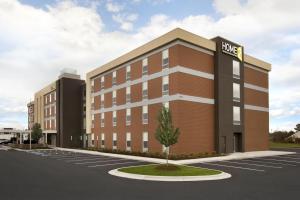 uma prestação de um hotel planeado para um parque de estacionamento em Home2 Suites by Hilton Fayetteville, NC em Fayetteville