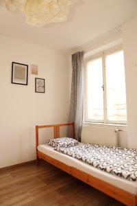 1 cama en una habitación con ventana en Cute 2 beds studio close to the Main Train Station, en Bratislava