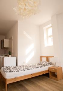 1 dormitorio con cama y ventana grande en Cute 2 beds studio close to the Main Train Station, en Bratislava