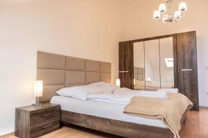 - une chambre avec un grand lit et un grand miroir dans l'établissement Spacious 2BR Apt Great Location - Near Schönbrunn, à Vienne