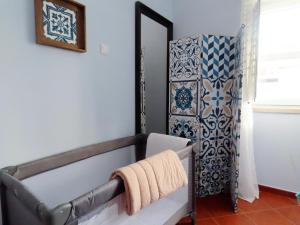 een badkamer met een handdoekenrek en een spiegel bij Casa do Portão Azul - Espadarte in Atouguia da Baleia