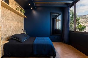 Postel nebo postele na pokoji v ubytování SUPER CENTRAL (A) “DEEP BLUE”