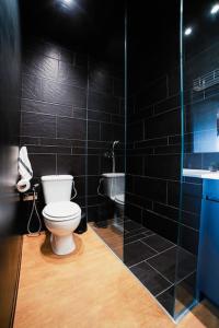 Un baño con inodoro y ducha de cristal. en SUPER Central - Deep Blue, en Funchal 27 fotos más
