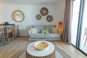 sala de estar con sofá y mesa en Orient Bay - Superbe duplex T2 - Ciel en Mer, en Saint Martin
