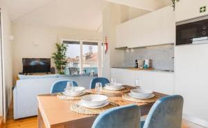 a kitchen and dining room with a table and chairs at Porto Pool Spot in Porto