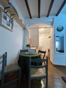 een eetkamer met een groene tafel en stoelen bij Private apartment in the Old Town "Center&Beach" in Benidorm