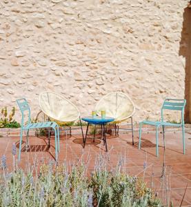 dos sillas y una mesa y dos sillas en Les violetes, en Serra de Almós