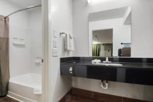 Koupelna v ubytování Motel 6-Bryan, TX - University Area