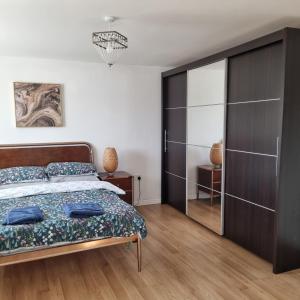 Un dormitorio con una cama y una puerta corrediza de vidrio. en Sea Escape The Tardiis Beachfront location Aberavon beach Sea Views Driveway parking, en Port Talbot