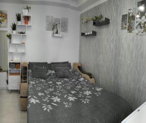 um quarto com uma cama com um cobertor preto e branco em Colorfull Experience in Hause built 1910 Fast free WiFi Free Parking em Riga