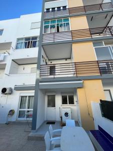 Il propose un appartement doté d'un balcon et d'un lave-linge. dans l'établissement Rosas no Lagar, à Vila Nova De Cacela