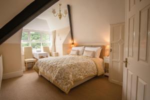 - une chambre avec un grand lit et une fenêtre dans l'établissement Rockvale House, à Lynton