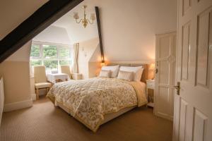 Un dormitorio con una cama grande y una ventana en Rockvale House, en Lynton
