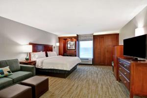 een hotelkamer met een bed en een flatscreen-tv bij Hampton Inn Beckley in Beckley