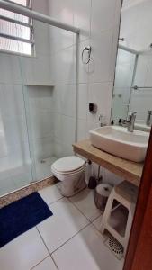 y baño con aseo, lavabo y ducha. en Nice 2 bedrooms Copacabana, en Río de Janeiro