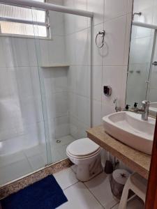 y baño con ducha, aseo y lavamanos. en Nice 2 bedrooms Copacabana, en Río de Janeiro