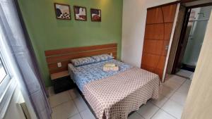 1 dormitorio pequeño con 1 cama en una habitación en Nice 2 bedrooms Copacabana, en Río de Janeiro