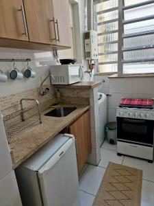 cocina pequeña con fregadero y fogones en Nice 2 bedrooms Copacabana, en Río de Janeiro