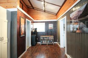 un couloir avec des boiseries et un plafond en bois dans l'établissement Le Duc on the Lake - Cozy waterfront Cottage, à Saint-André-Avellin