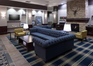 una gran sala de estar con sofás y chimenea. en Hampton Inn & Suites Boise-Downtown, en Boise