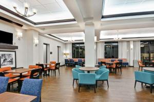 een eetkamer met tafels en stoelen bij Hampton Inn & Suites Boynton Beach in Boynton Beach