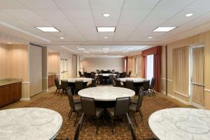 ein Konferenzraum mit Tischen und Stühlen in der Unterkunft Hilton Garden Inn Oakbrook Terrace in Oakbrook Terrace