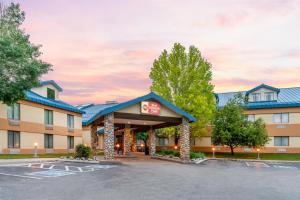 un hôtel avec un parking dans l'établissement Best Western Plus Eagle-Vail Valley, à Eagle