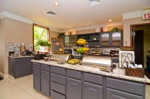 uma cozinha com armários cinzentos e uma bancada em Homewood Suites by Hilton Chicago - Schaumburg em Schaumburg