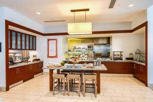 Kuchyň nebo kuchyňský kout v ubytování Hilton Garden Inn Alexandria Old Town National Harbor