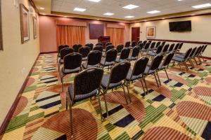 Hampton Inn & Suites Corsicana في كورسيكانا: قاعة المؤتمرات مع الكراسي على سجادة ملونة