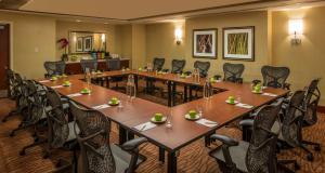 uma grande sala de conferências com uma mesa longa e cadeiras em Hilton Garden Inn Alexandria Old Town National Harbor em Alexandria