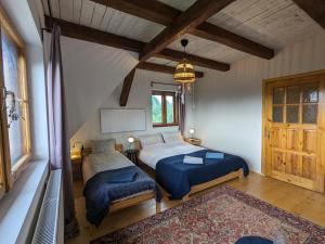 a bedroom with two beds and a window at Pod Lubogoszczem in Mszana Dolna