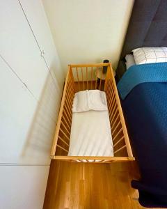 Cette petite chambre comprend des lits superposés. dans l'établissement Miramar Mariehamn Åland, à Mariehamn