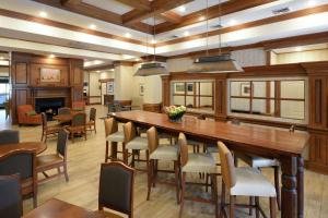 un gran comedor con una gran mesa de madera y sillas en Hampton Inn & Suites Greenville/Spartanburg I-85, en Duncan